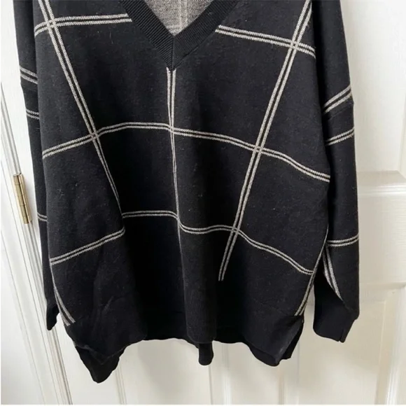 Prologue Window Pane V-neck Sweater - Picture 4 of 6